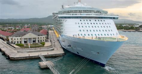 cruise ship hits dock in falmouth jamaica